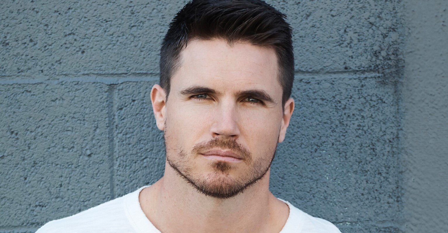 Robbie Amell picture